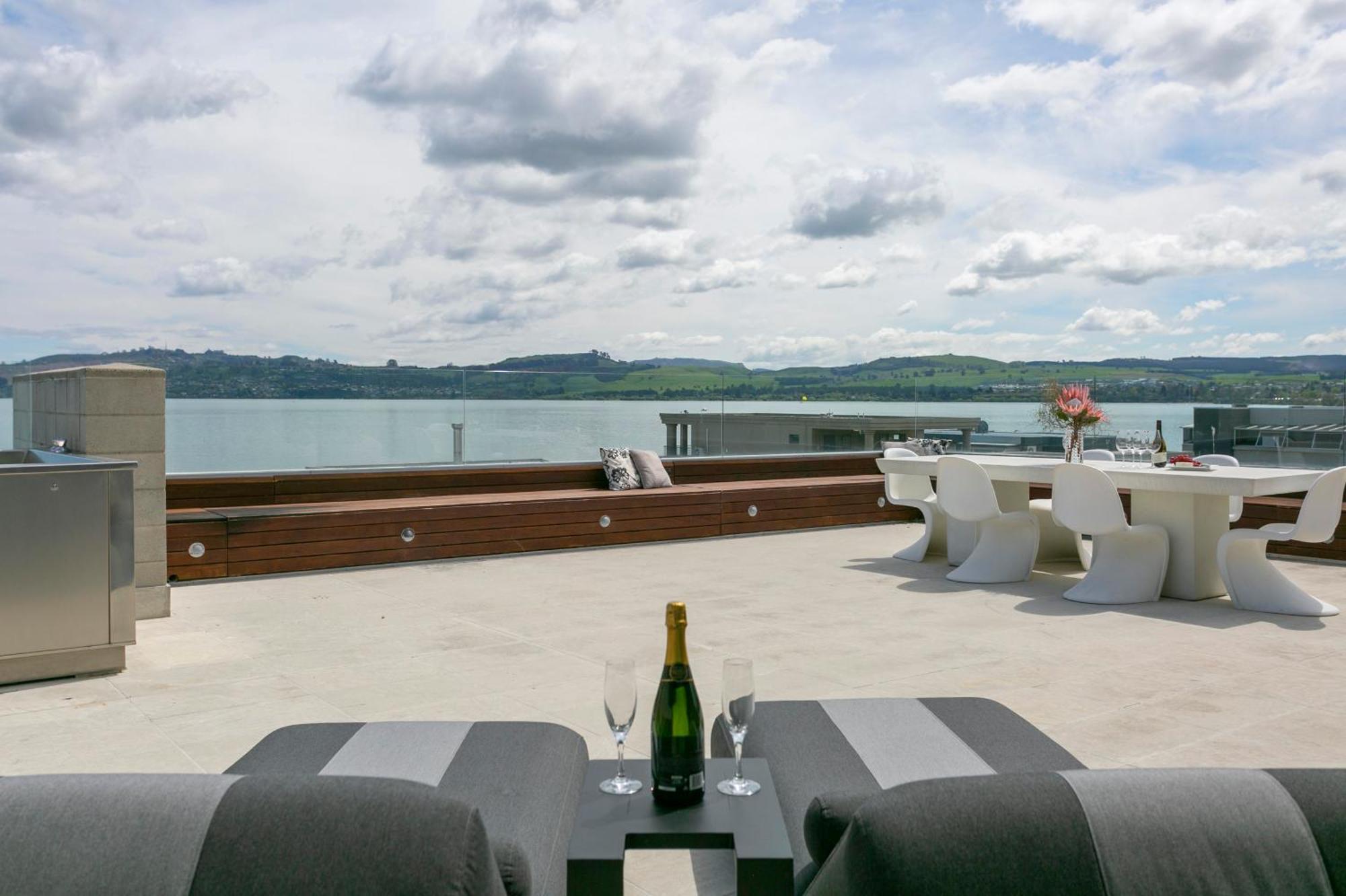Sacred Waters Taupo Aparthotel Exterior photo The rooftop terrace