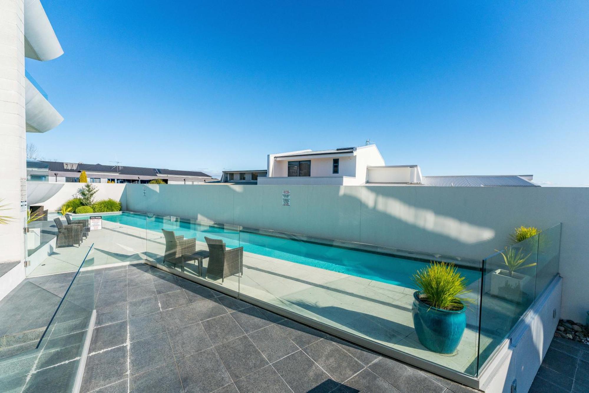 Sacred Waters Taupo Aparthotel Exterior photo Rooftop pool
