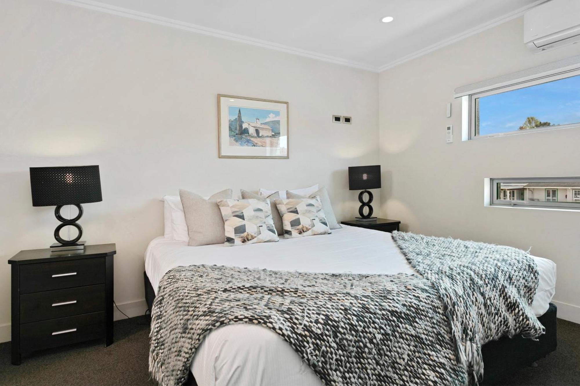 Sacred Waters Taupo Aparthotel Exterior photo A bedroom in a house