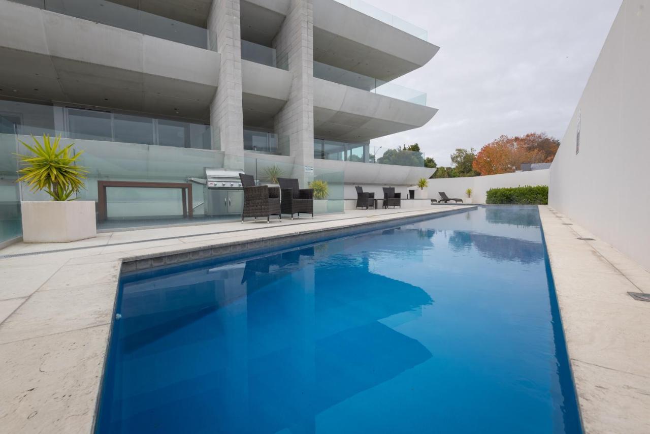 Sacred Waters Taupo Aparthotel Exterior photo A pool in a private home