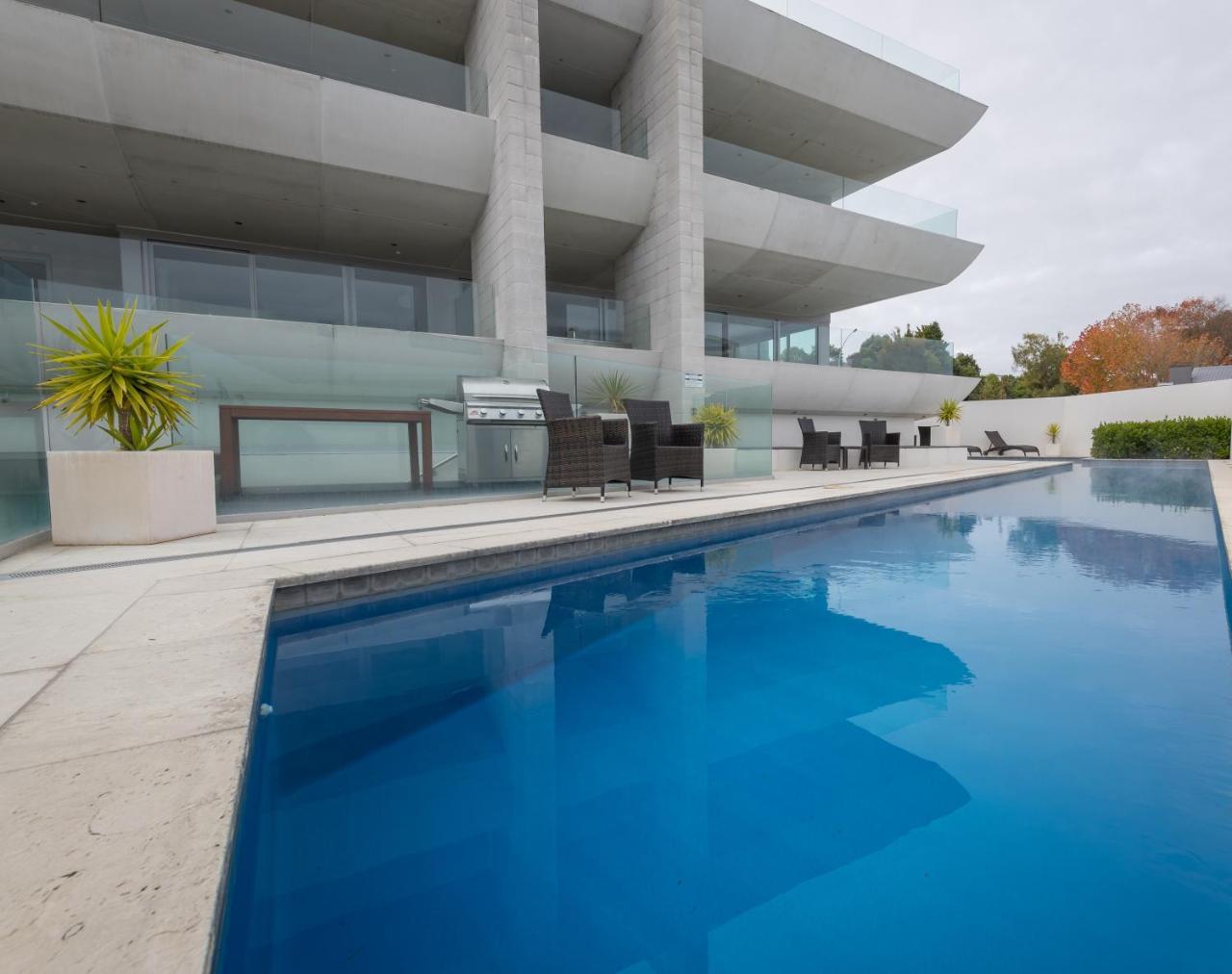 Sacred Waters Taupo Aparthotel Exterior photo A pool in a private home
