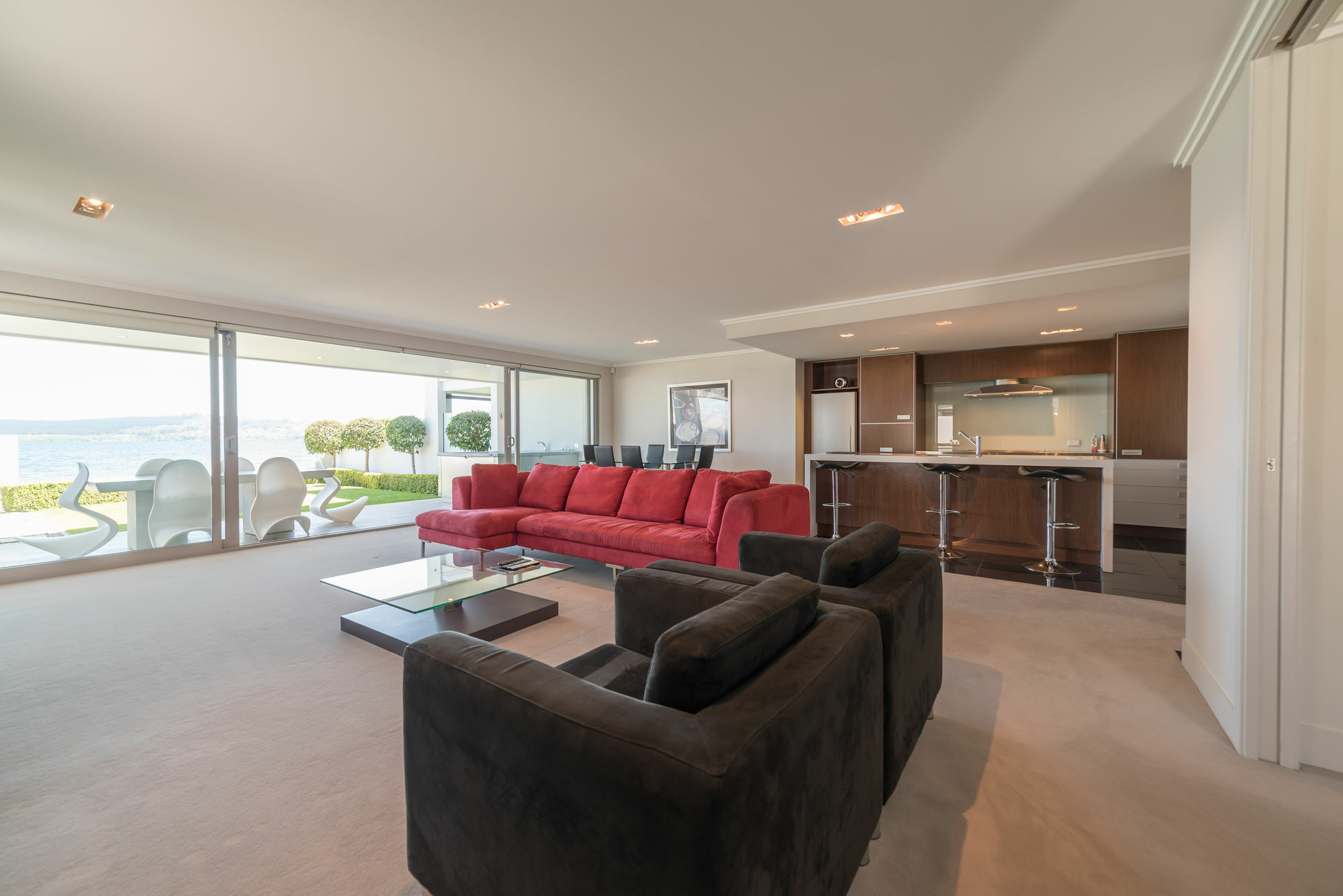 Sacred Waters Taupo Aparthotel Exterior photo A living room in a modern house